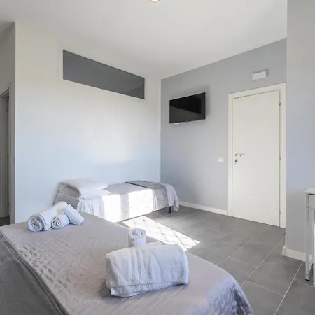 Silver Nest - 9 Min To Airport - Free Netflix E Wi-fi 4* フィウミチーノ
